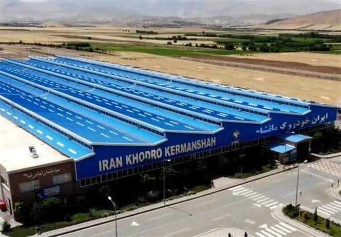 برخی خودروهای داخلی تا ۹۰ میلیون ارزان شدند؛ ۲ دلیلی که جلوی افزایش قیمت را گرفت | جدول قیمت ها قیمت خودرو امروز در شرایطی اعلام شد که بازار پس از رشدهای روز گذشته، امروز روندی کمتحرک و متمایل به کاهش را تجربه کرد.