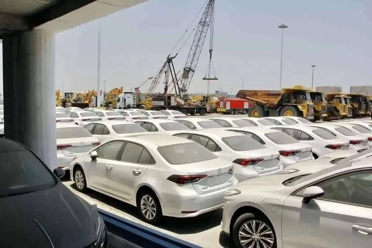 ثبت سفارش بیش از 200 هزار خودرو خارجی انجام شده است که تا کنون 80 هزار خودرو وارد کشور شدهاند.